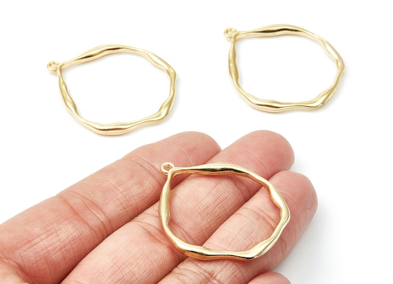 Wavy Circle Pendant – Gold Tone Zinc Alloy Charm for Necklace Making (33.1x39.2x3.4mm) ZZ1293