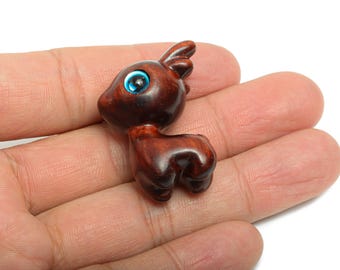 1 Stück Lila Sandelholz Hirsch Schlüsselanhänger Figur - Handgefertigter Holz Tier Anhänger - Geschnitzter Holz Anhänger - Bastelbedarf - 34x25x19mm - BB1351