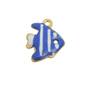 Dije de pez esmaltado con dibujos animados - Colgante de vida marina colorida - Joyería oceánica original - Joyería caprichosa - 11 x 9 x 1,71 mm - SS2808