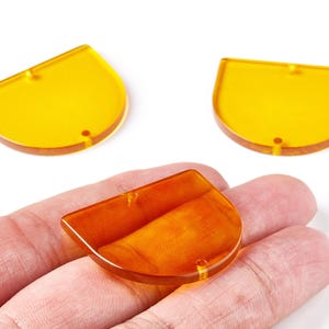 6 colgantes acrílicos para pendientes - 2 agujeros - Pendientes de carey - Colgante en forma de D - Código de color: A283 - 33,43 x 29,25 x 2,7 mm - AC1634-A283