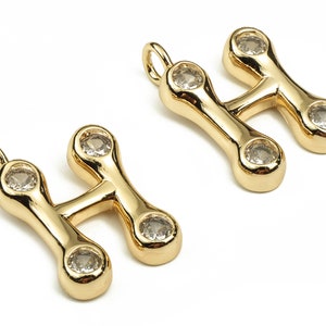 Alfabeto de latón H Amuletos de pendientes con circones - H Amuleto inicial - La letra H Colgante - Latón chapado en oro de 18 quilates - 25.11x16.28x3.9mm - RGP3668H