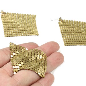Örhängesstift i mässing, fyrkantigt nät - Råmässing, 3 x 3 mm nätörhänge - Örhängesstift - Smyckestillbehör - 50x50x1,57 mm - PP3101