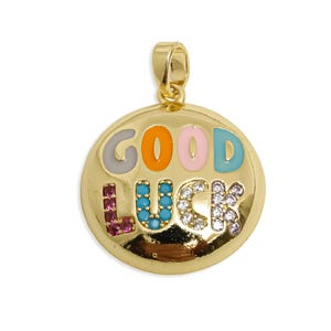 Pingente de latão esmaltado da sorte - Pingente de símbolo da sorte - Pingente de letra de arco-íris para colar - Pingente colorido e peculiar - 24 x 19 x 4 mm - RGP11214