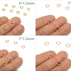 Op de afbeelding: Vier sets gouden springringen in verschillende maten. De springringen zijn 6 mm x 1,2 mm, 7 mm x 1 mm, 7 mm x 1,2 mm en 8 mm x 1 mm.