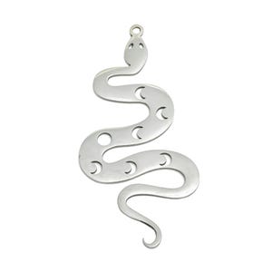 Puede incluir: Encanto de serpiente de plata con un diseño recortado de lunas crecientes. El encanto tiene un bucle en la parte superior para sujetarlo a un collar o pulsera.