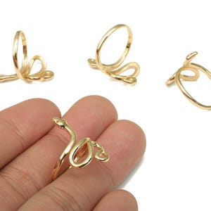 2 Stück Messing Schlangen Ring Charm - Gold Spiral Ring - 18k echt vergoldetes Messing - Gold Wickelring - Verstellbarer Ring - 25x19x1.3 mm - RGP4682