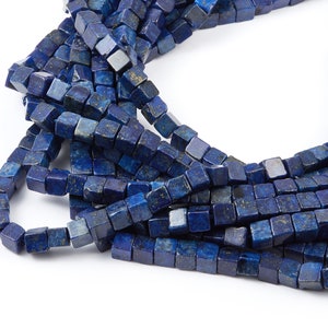Può includere: Un filo di perline quadrate in lapislazzuli blu scuro.