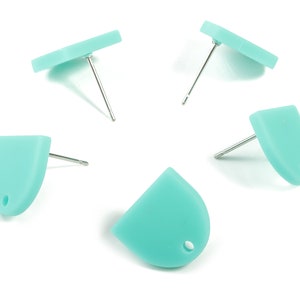 Puede incluir: Cinco pares de pendientes de botón de color turquesa azul con postes de plata. Los pendientes tienen forma de lágrima con un pequeño agujero en la parte inferior.