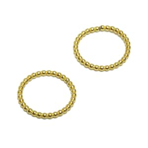 Puede incluir: Dos anillos de cuentas doradas. Los anillos están hechos de pequeñas cuentas redondas que están conectadas entre sí para formar un círculo.