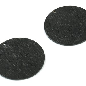 Charmes ronds noirs - Charmes de boucle d’oreille de cercle texturé noir mat - conclusions de boucle d’oreille - fournitures de bijoux - 30.03x30.03x1.01mm - PP2064B