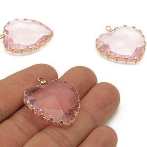 Gefacetteerde glazen hartbedels - roze glazen hartbedel met lus - goudkleurige vergulde messing hanger - moderne sieraden -31,04 x 27,94 x 9,64 mm - GS1149F afbeelding 1