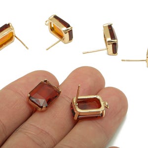 Rektangulärt örhänge med mässingsram - Facetterat klart orange glas med ögla - Rostfritt stål - Guldplätering - 16,5x10,3x5,2 mm - GS1155C