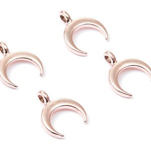 K&ouml;nnte beinhalten: Vier ros&eacute;goldene Halbmond-Anh&auml;nger. Jeder Anh&auml;nger hat eine &Ouml;se oben zum Anbringen an eine Halskette oder ein Armband.