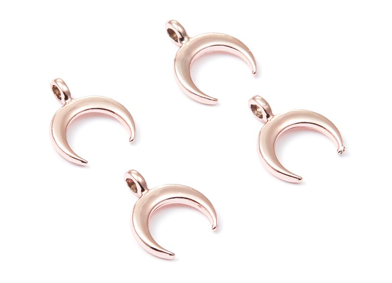 K&ouml;nnte beinhalten: Vier ros&eacute;goldene Halbmond-Anh&auml;nger. Jeder Anh&auml;nger hat eine &Ouml;se oben zum Anbringen an eine Halskette oder ein Armband.