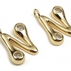 Alfabeto de latón N Amuletos de pendientes con circones - N Encanto inicial -La letra N colgante- Latón chapado en oro de 18 quilates -24.94x14.86x3.86mm- RGP3668N
