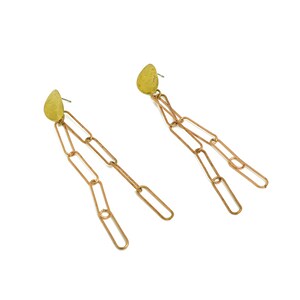 Puede incluir: Un par de pendientes de oro con un colgante en forma de lágrima y una cadena de formas ovaladas unidas.