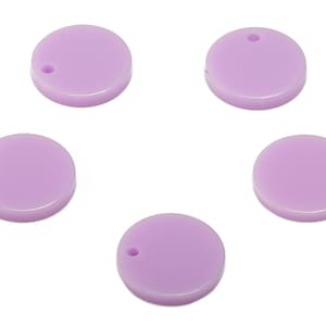 Op de afbeelding: Vijf ronde, lichtpaarse acrylbedels met een klein gaatje in het midden.