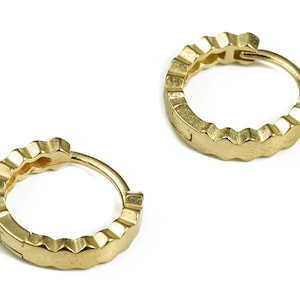 Brass Wavy Hoop Earring – Wavy Shape Earrings – Plain Huggie Hoop Earrings – Tiny Hoop Earring Jewelry Supplies - 12.4×11.68×1.45mm - PP4136