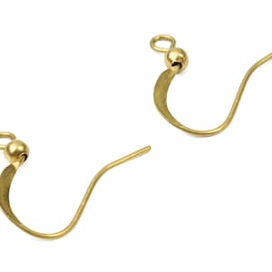 Peut inclure: Deux crochets d'oreille dorés avec une petite boule au sommet de chaque crochet.