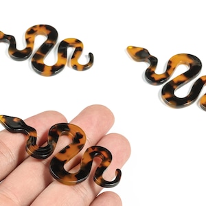 Breloques serpent en acétate - Boucles d'oreilles écaille de tortue - Boucles d'oreilles serpent et pendentif - Code couleur : A01 - 65,89 x 34,77 x 2,18 mm - AC1799-A01