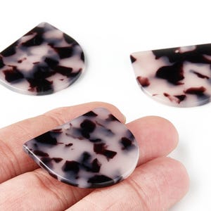 Pendientes colgantes de acetato acrílico - Pendientes de carey rubio - Colgante en forma de D - Código de color: A06 - 29,6 x 34,5 x 2,51 mm - AC1094-A06