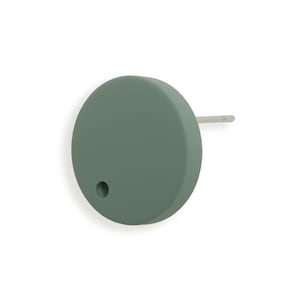 Peut inclure: Une boucle d'oreille unique, de couleur vert sauge, avec un design circulaire. La boucle d'oreille a un petit trou près du bas et une tige argentée. La boucle d'oreille est posée sur un fond blanc.