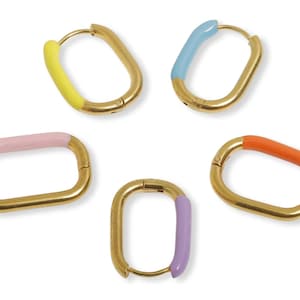 Puede incluir: Cinco pendientes de aro dorados con detalles de esmalte de colores. Cada pendiente tiene un color diferente: amarillo, azul claro, rosa, morado y naranja. Los pendientes son ovalados y tienen un cierre de bisagra.