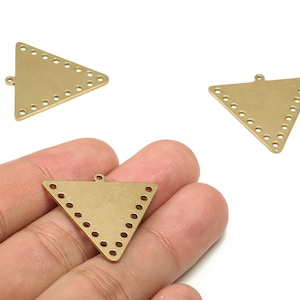 6 st. triangelformade örhängeskopplingar i mässing - Triangelberlock i rå mässing - 16 hål - Örhängesfynd - Smyckestillverkningstillbehör - 29x30x1mm - PP4594