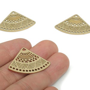 Conectores triangulares de latón con forma de abanico y burbujas para pendientes - Colgante de latón en bruto con forma de olas de pizza - Materiales para la fabricación de joyas DIY - 31,92 x 24,59 x 0,78 mm - PPZ0003