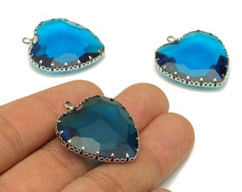Breloques coeur en verre à facettes - Breloque coeur en verre bleu avec boucle - Pendentif en laiton plaqué argent - Bijoux modernes - 31 x 27,94 x 9,64 mm - GS1149G