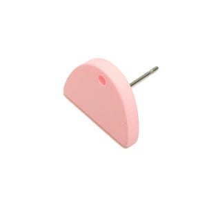 Könnte beinhalten: Ein einzelner, hellrosa, halbkreisförmiger Ohrstecker mit einem silbernen Stift. Der Ohrring hat ein kleines Loch am oberen Rand. Der Ohrring ist vor einem weißen Hintergrund platziert.