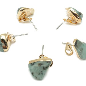 Pendiente de jaspe Ki Wi con aro - Poste de piedra natural - Piedra chapada en tono dorado - Acero inoxidable quirúrgico 316 - 11,9 x 9,96 x 7 mm - NS1762E imagen 2