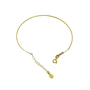 Puede incluir: Un brazalete dorado con una cadena delicada y un cierre simple.
