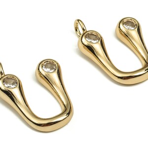 Amuletos de pendientes U del alfabeto de latón con circones - Amuleto inicial U - Colgante de letra U - Latón chapado en oro de 18 quilates - 24.67x18.82x3.82mm - RGP3668U