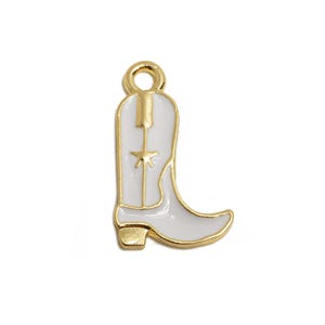 Puede incluir: Un charm de metal dorado con forma de bota de vaquero. La bota es blanca con detalles dorados y un diseño de estrella. El charm tiene un lazo en la parte superior para sujetarlo a un collar o pulsera. Ideal para la creación de joyas.