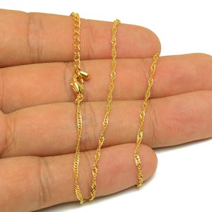 Puede incluir: Un collar de cadena de oro con cierre de langosta. La cadena es de diseño de cuerda trenzada.
