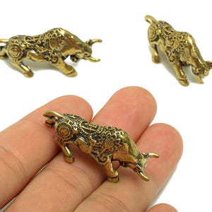 Colgante de toro de latón - Pendientes de toro de latón sin tratar - Colgante de aspecto antiguo - Figura de toro - Colgantes con diseño de toro - 41,21 x 19,14 x 12,1 mm - PP8741