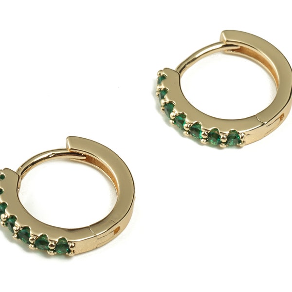 Boucles d’oreilles En laiton Huggie Hoop – Boucle d’oreille stud avec Zircons Verts – Boucles d’oreilles Simple Hoop – Laiton Plaqué Or Réel 18K - 14.4×12.8×2.3mm - RGP3214