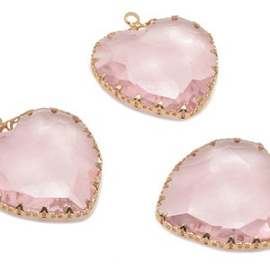 Gefacetteerde glazen hartbedels - roze glazen hartbedel met lus - goudkleurige vergulde messing hanger - moderne sieraden -31,04 x 27,94 x 9,64 mm - GS1149F afbeelding 3