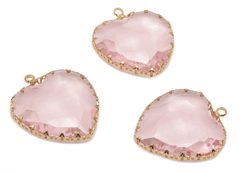 Gefacetteerde glazen hartbedels - roze glazen hartbedel met lus - goudkleurige vergulde messing hanger - moderne sieraden -31,04 x 27,94 x 9,64 mm - GS1149F afbeelding 3