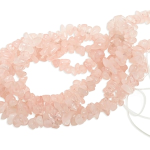 Puede incluir: Hebras de cuentas de virutas de cuarzo rosa en un tono rosa suave. Las cuentas tienen forma y tamaño irregulares, ensartadas con hilo blanco. Ideal para la fabricación de joyas o proyectos de artesanía.