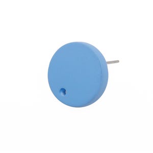 Könnte beinhalten: Ein einzelner, hellblauer, runder Ohrring mit Stecker. Der Ohrring hat ein kleines Loch in der Nähe des Bodens. Der Ohrring hat eine einfarbige, matte Farbe und ist vor einem weißen Hintergrund platziert.