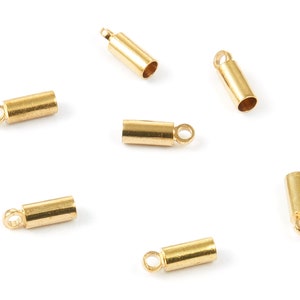 Peut inclure: Six embouts de cordon en métal doré avec une boucle à une extrémité. Les embouts sont conçus pour être utilisés sur des cordons ou des chaînes.