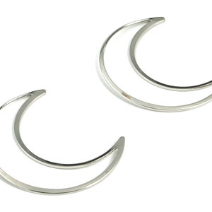 真鍮製三日月ペンダント6個セット – オープンムーンチャーム – 真鍮に銀メッキ – ジュエリーイヤリングパーツ – 50x41x1.49 mm – PP2069S