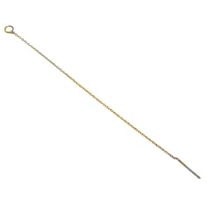 Può includere: Un delicato orecchino a catena color oro con un piccolo anello nella parte superiore e una sottile barra nella parte inferiore. L'orecchino è progettato per essere tirato attraverso l'orecchio, creando un look minimalista ed elegante. La catena è sottile e sembra essere di metallo.