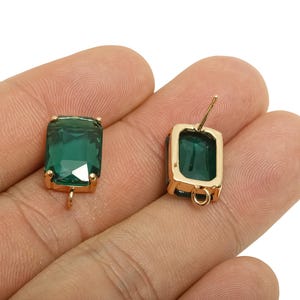 Rektangulära örhängen i glas - Grön örhängesstift i glas - Facetterade minimalistiska örhängen - Moderna örhängen i glas - 18x10x5mm - AC2695C