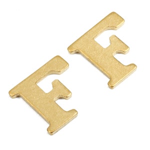 Puede incluir: Dos letras F doradas de madera.