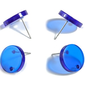 Op de afbeelding: Een paar blauwe oorbel studs met zilveren pinnen. De oorbellen zijn rond en hebben een gladde, glanzende afwerking.