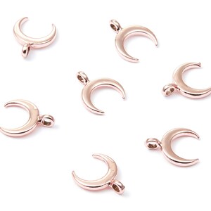 K&ouml;nnte beinhalten: Sieben ros&eacute;goldene Halbmond-Anh&auml;nger. Die Anh&auml;nger sind etwa 2,5 cm lang und haben oben eine &Ouml;se zum Anbringen an Schmuck.