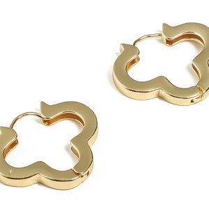 Pendientes de aro de flor de bronce - Pendientes de aro de pétalos de oro - Pendientes de aro de 18k Real Gold Plated Flower Shape -26.82x23.17x3.17mm- RGP3275